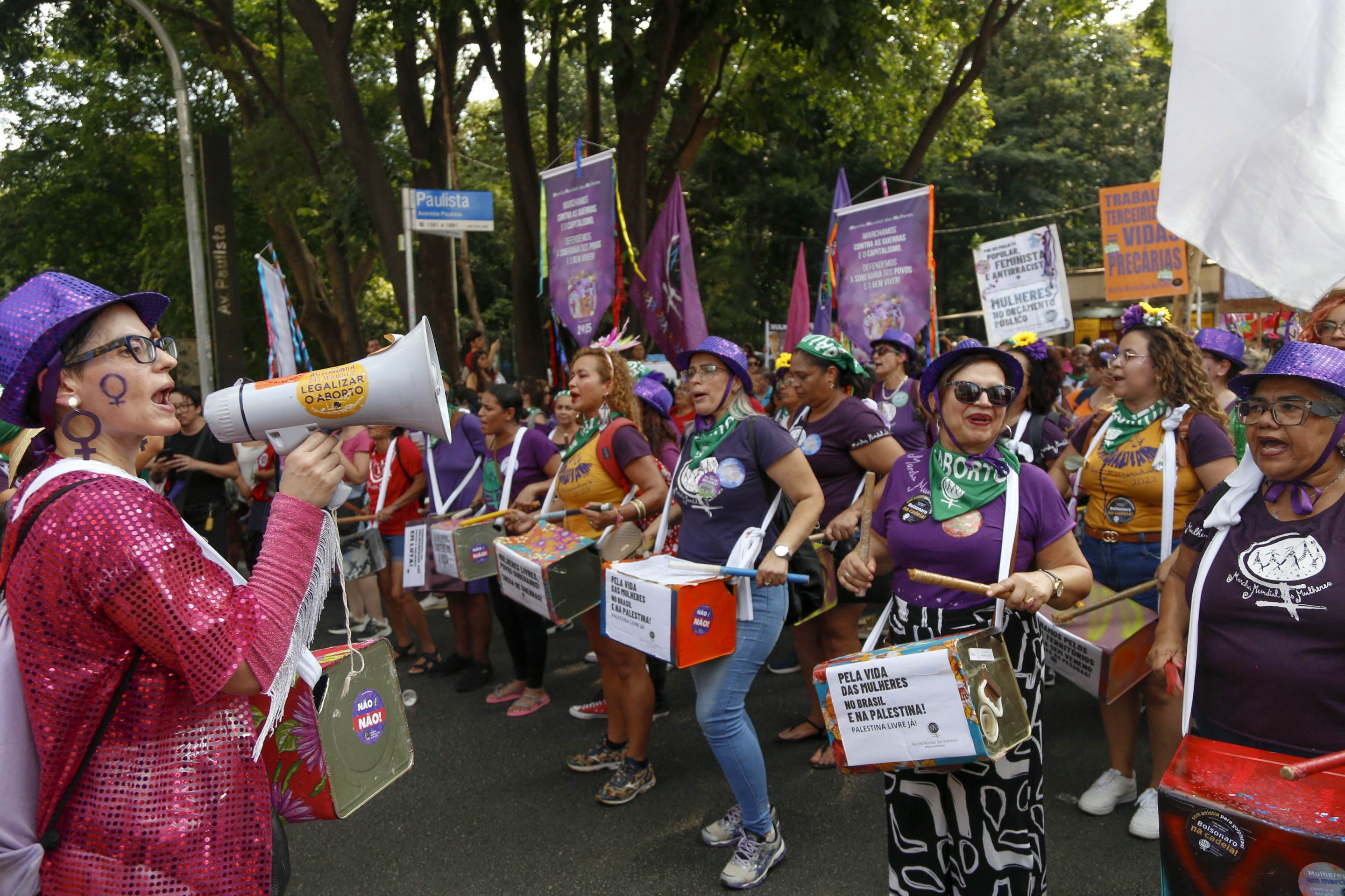 As mulheres saíram às ruas também por salários dignos, pela democracia, além de protestar contra o racismo, o fascismo e a violência policial