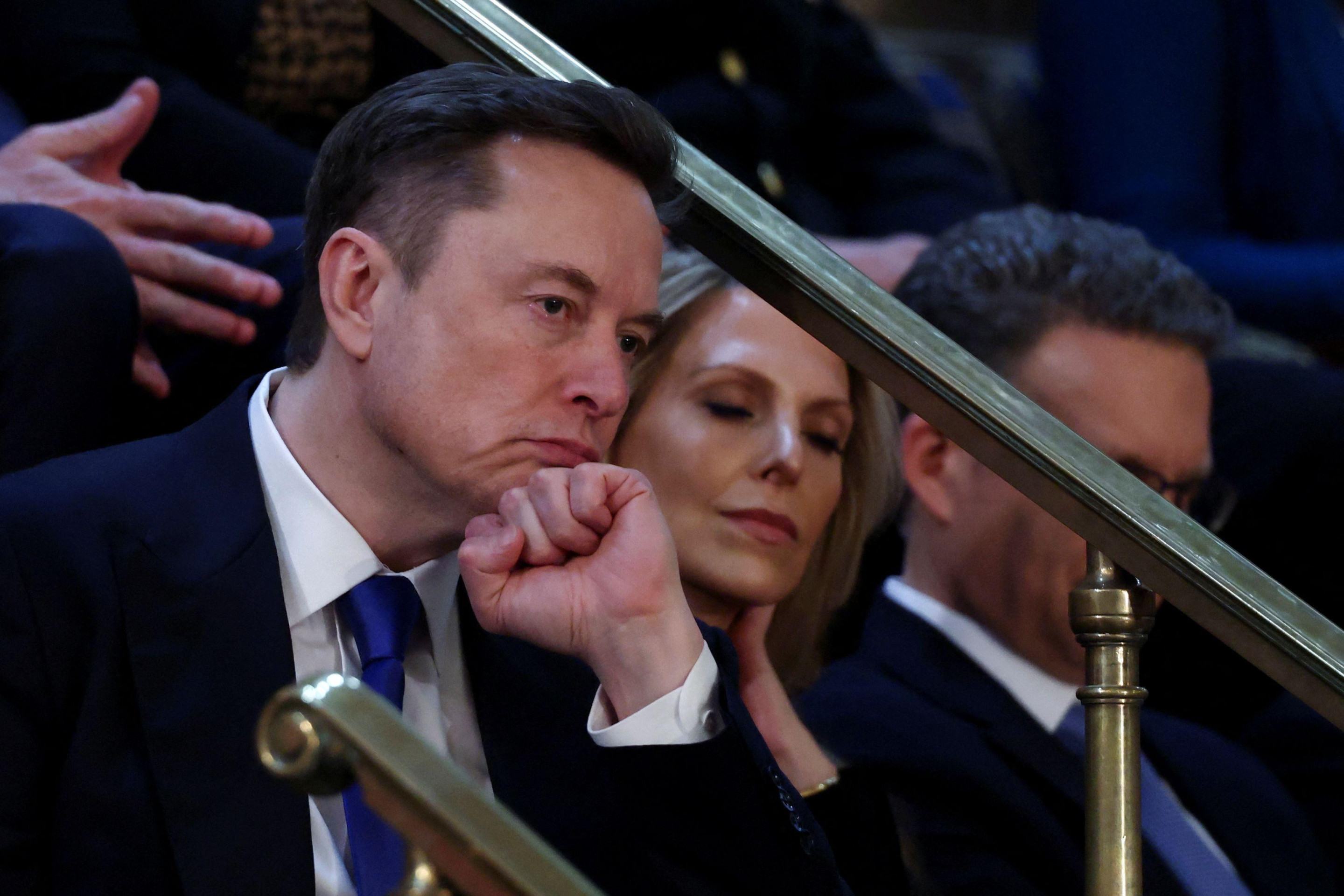 Queda levantou questionamentos sobre se Musk está sendo alvo devido a seus cortes orçamentários no governo dos EUA e se a segurança da plataforma está garantida -  (crédito: Reuters)