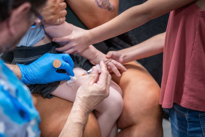 A vacina contra o sarampo, obrigatória para crianças de 12 meses em diante, confere uma imunidade para toda a vida de 93% com uma dose, que aumenta para 97% depois da segunda - (crédito: Jan Sonnenmair / GETTY IMAGES NORTH AMERICA / Getty Images via AFP)