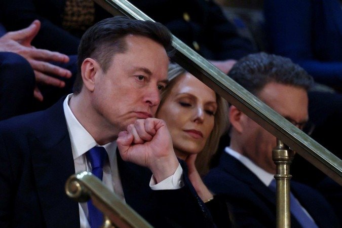 Queda levantou questionamentos sobre se Musk está sendo alvo devido a seus cortes orçamentários no governo dos EUA e se a segurança da plataforma está garantida - (crédito: Reuters) Queda levantou questionamentos sobre se Musk está sendo alvo devido a seus cortes orçamentários no governo dos EUA e se a segurança da plataforma está garantida - (crédito: Reuters)