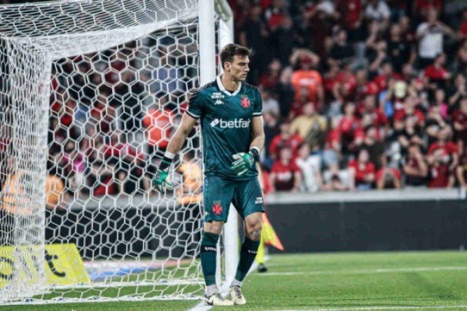 LEO JARDIM - Grande defesa em chute de Varela e em finalização de De La Cruz, ambas no primeiro tempo. Novas boas defesas na etapa final. Muito seguro. NOTA 7,5. Foto: Matheus Lima/Vasco
