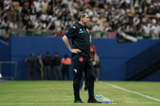 TÉCNICO: FÁBIO CARILLE - Montou bem um esquema que equilibrava o jogo no primeiro tempo, mesmo com o Fla com maior posse. Mas seu time cansou e as substituições não fizeram o time impor alguma coisa ao Flamengo. NOTA 6,5. Foto: Matheus Lima/Vasco