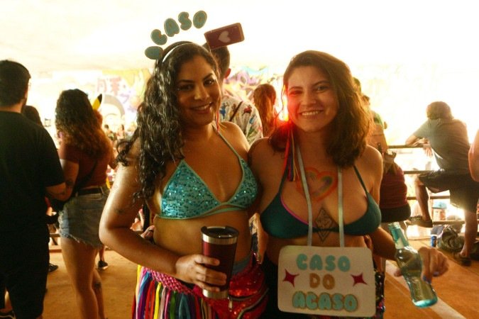 Claudia Bisco e sua namorada Lilian Couto foram juntas ao bloquinho