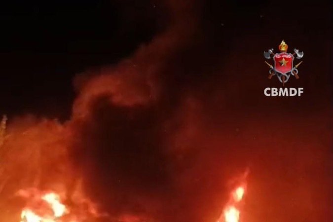 Incêndio destrói cinco barracos no Recanto das Emas e mobiliza bombeiros - (crédito: CBMDF/Divulgação) Incêndio destrói cinco barracos no Recanto das Emas e mobiliza bombeiros - (crédito: CBMDF/Divulgação)