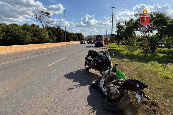 Vítima perdeu o controle da moto e bate contra a barreira - (crédito: CBMDF/Divulgação) Vítima perdeu o controle da moto e bate contra a barreira - (crédito: CBMDF/Divulgação)