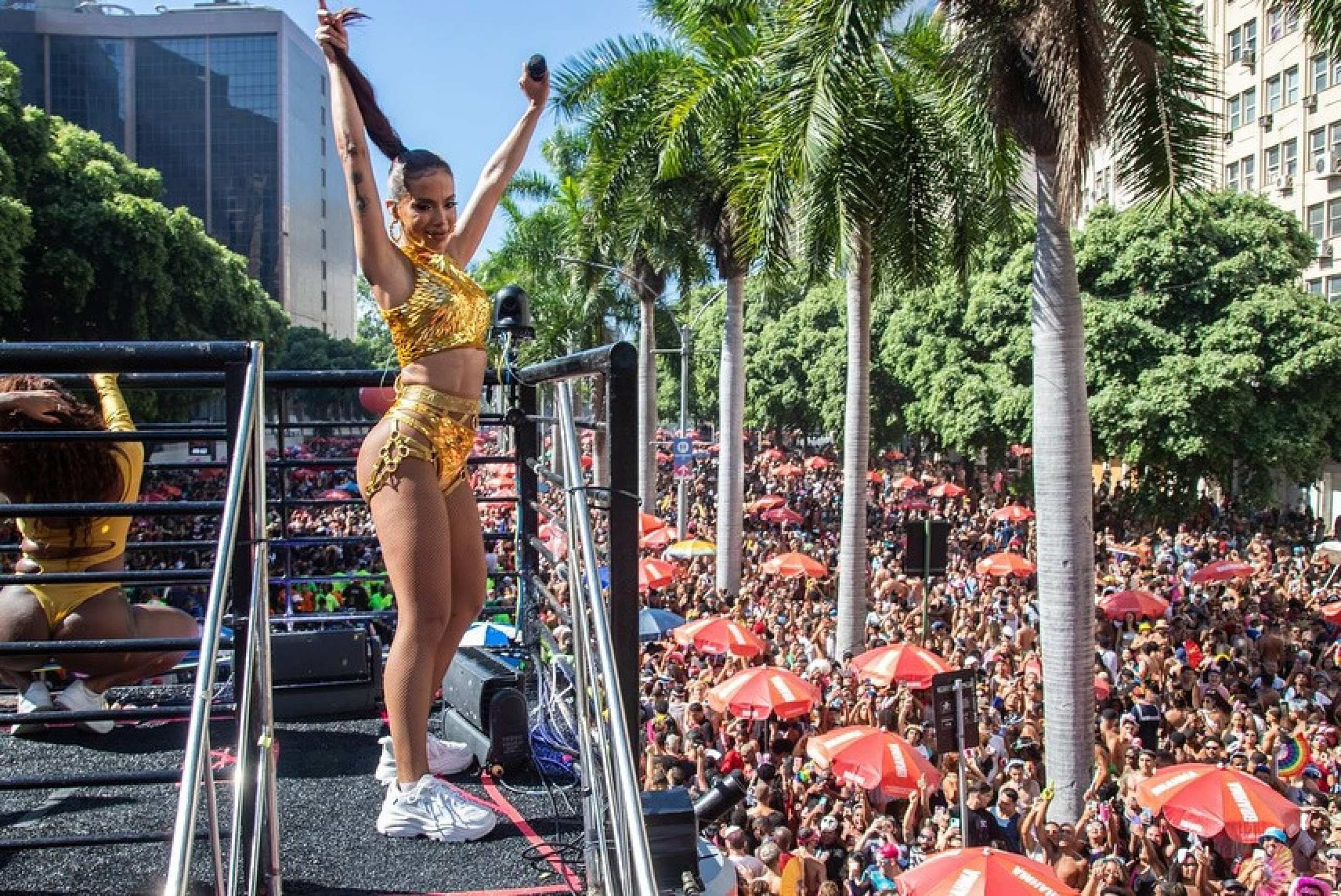 Anitta interrompe bloco no Rio de Janeiro para alertar sobre furto Anitta interrompe bloco no Rio de Janeiro para alertar sobre furto