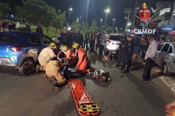 Acidente entre dois carros e uma moto que deixou uma pedestre ferida -  (crédito: CBMDF/Divulgação)