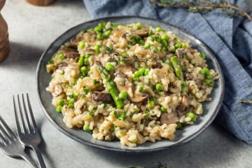 Risoto de aspargo, cogumelo e ervilha (Imagem: Brent Hofacker | Shutterstock) -  (crédito: EdiCase)