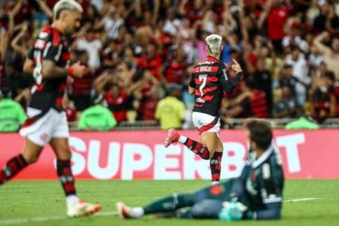 Luiz Araújo comemora o gol da virada do Flamengo sobre o Vasco. Mengo na final do Carioca -  (crédito: Foto: Gilvan de Souza/Flamengo)
