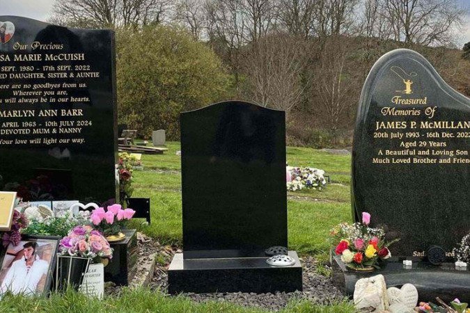 James McMillan, que morreu em dezembro de 2022, ao lado da mãe, Jayne Donn - (crédito: Jayne Donn) James McMillan, que morreu em dezembro de 2022, ao lado da mãe, Jayne Donn - (crédito: Jayne Donn)