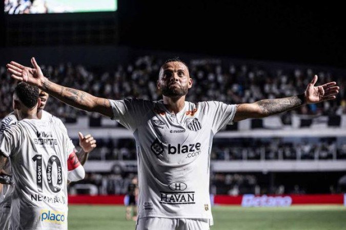 GUILHERME - Se movimentou bem e cobrou o escanteio para o gol de Tiquinho. Mas, bem marcado, não conseguiu achar espaços para fazer a diferença no segundo tempo. NOTA 6,5. Foto: Raul Baretta/Santos