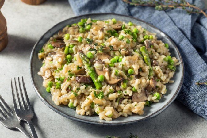 Risoto de aspargo, cogumelo e ervilha (Imagem: Brent Hofacker | Shutterstock) - (crédito: EdiCase) Risoto de aspargo, cogumelo e ervilha (Imagem: Brent Hofacker | Shutterstock) - (crédito: EdiCase)