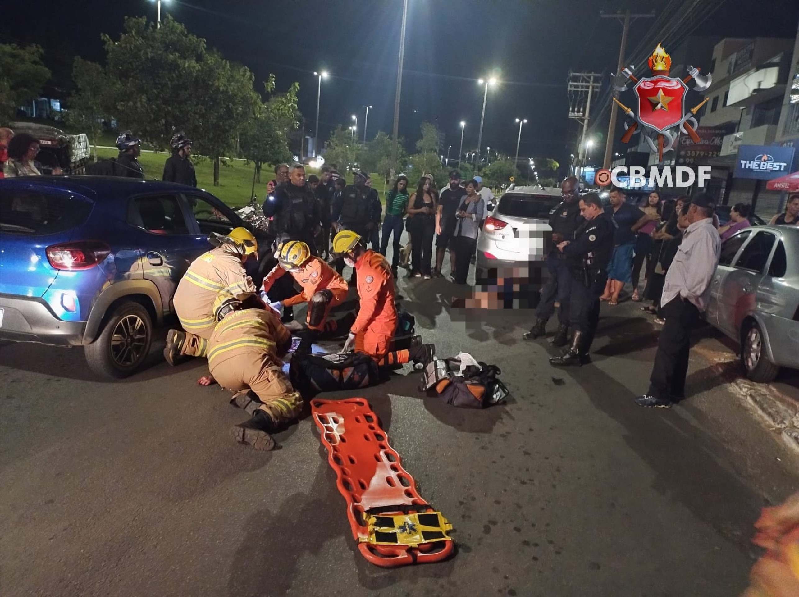 Acidente entre dois carros e uma moto que deixou uma pedestre ferida