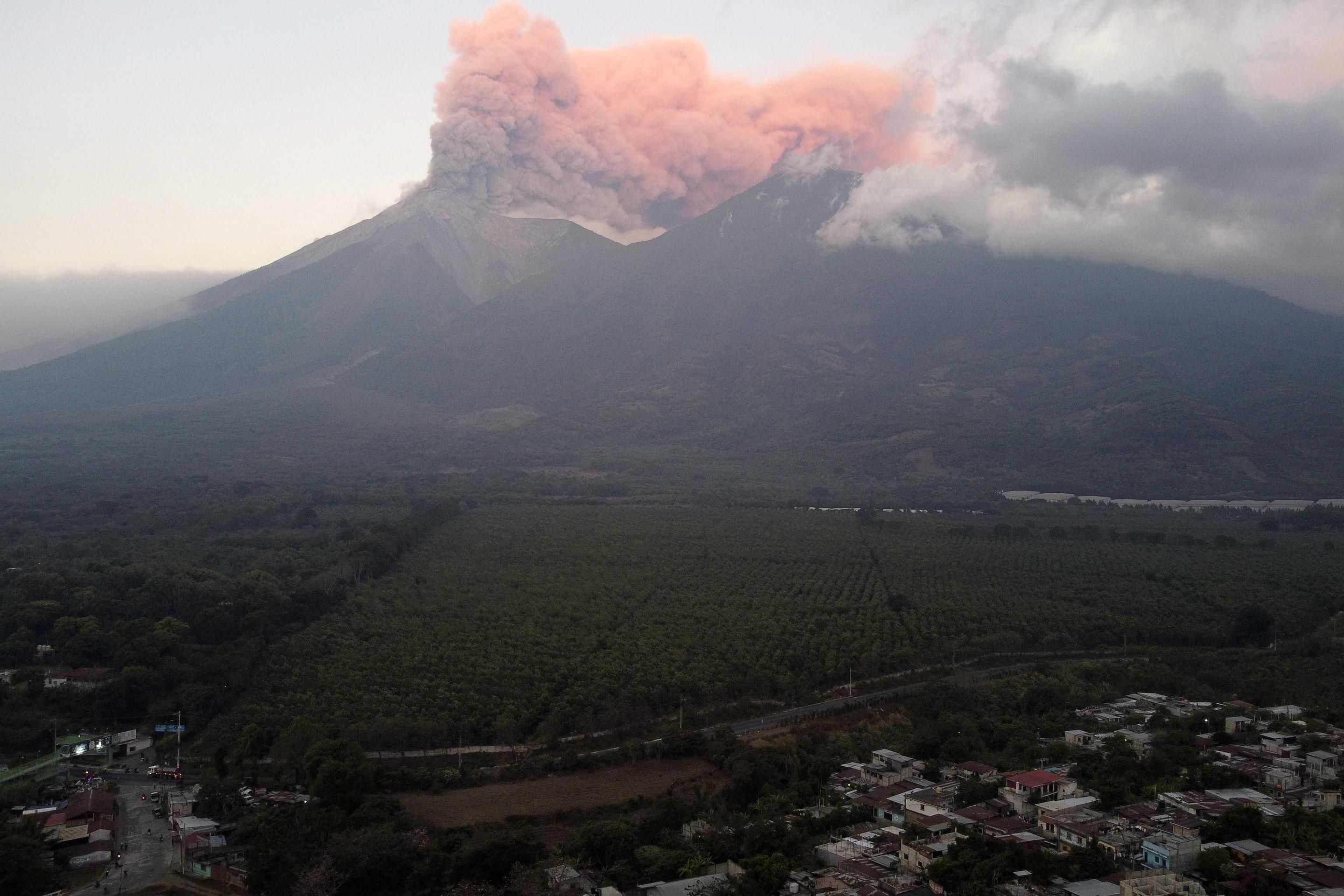 O vulco de 3.763 metros de altura est localizado entre os departamentos de Escuintla, Chimaltenango e Sacatepquez      