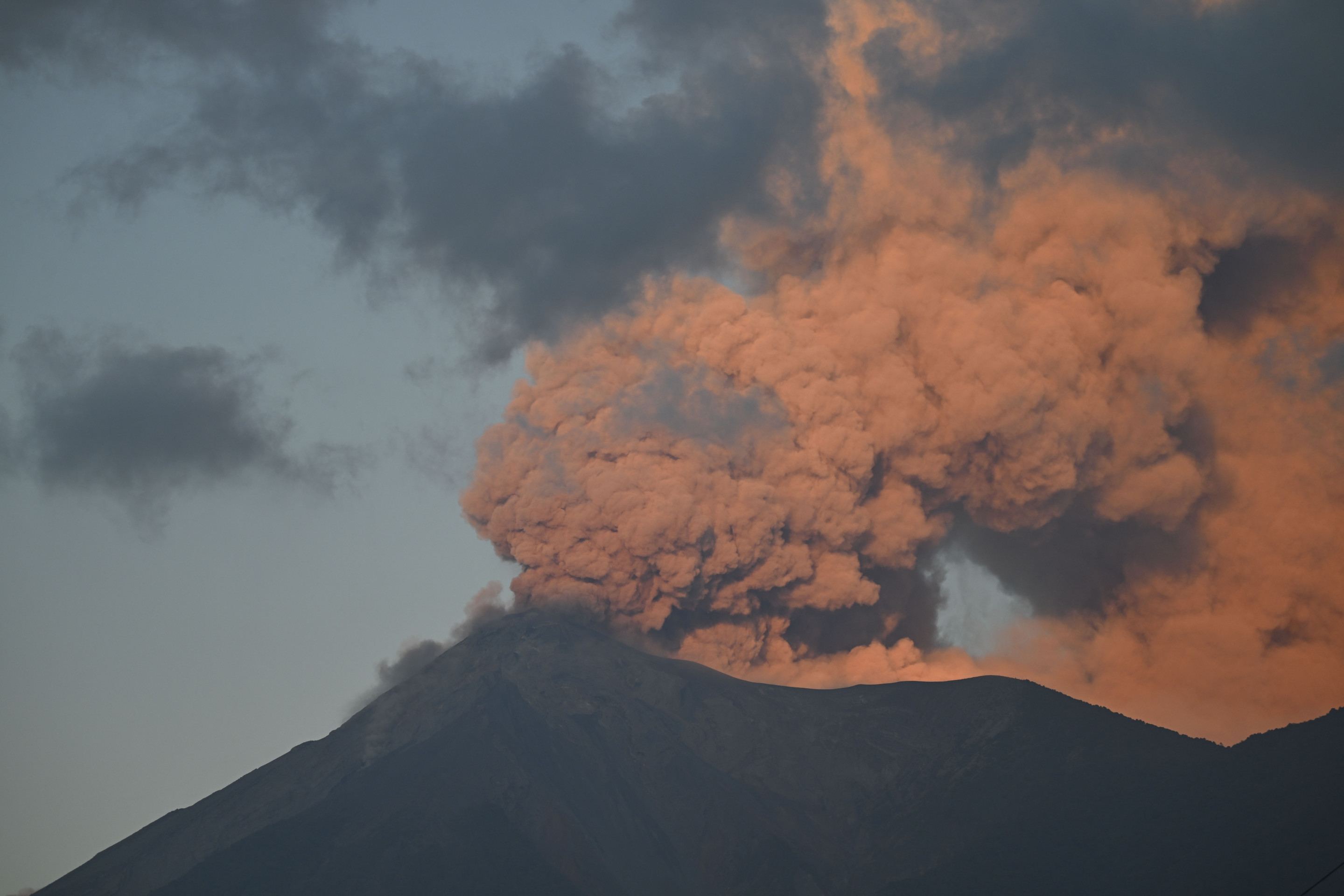 A ltima grande erupo do Vulco de Fogo ocorreu em maio de 2023 e levou  evacuao de cerca de 1.200 pessoas.      