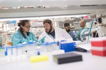 John Maufort, com a colega Marcella Diana Tabima, no Instituto de Pesquisa Mordgridge: bioegenharia é opção promissora -  (crédito: Instituto Morgridge de Pesquisa / Fotografia de David Nevala)