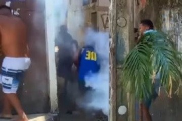 Cena da websérie 'Fatos de favela', da qual atores com réplicas de armas foram baleados por policiais militares em bairro de Salvador -  (crédito: Reprodução/Instagram)