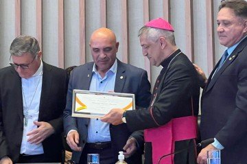 Presidente da CLDF, Wellington Luiz, entrega o título a Dom Marcony: "onde eu vou, levo um pouco da capital" - (crédito: Khallil Santos CB DA Press) Presidente da CLDF, Wellington Luiz, entrega o título a Dom Marcony: "onde eu vou, levo um pouco da capital" - (crédito: Khallil Santos CB DA Press)