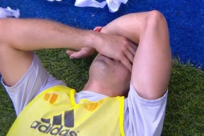 Borré, atacante do Inter, foi atingido por torcedores no fim do primeiro tempo - (crédito: Foto: Reprodução / RBS TV) Borré, atacante do Inter, foi atingido por torcedores no fim do primeiro tempo - (crédito: Foto: Reprodução / RBS TV)