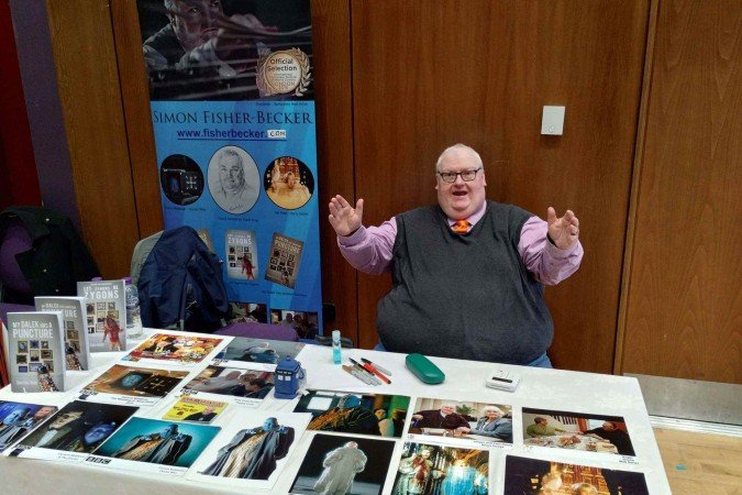 Além de sua participação em Harry Potter, Simon Fisher-Becker também foi reconhecido por seus papéis em Doctor Who, onde fez aparições e narrou alguns episódios, e no filme Os Miseráveis (2012) - (crédito: Reprodução/Facebook ) Além de sua participação em Harry Potter, Simon Fisher-Becker também foi reconhecido por seus papéis em Doctor Who, onde fez aparições e narrou alguns episódios, e no filme Os Miseráveis (2012) - (crédito: Reprodução/Facebook )
