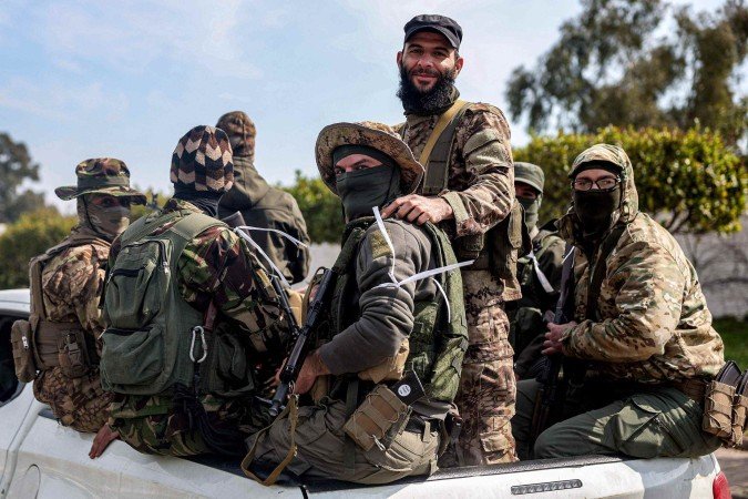 Este é um dos episódios violentos mais graves registrados na Síria desde que o ex-presidente Bashar al-Assad foi derrubado -  (crédito: OMAR HAJ KADOUR / AFP)