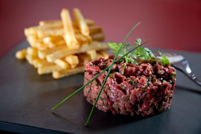Steak tartare com batata frita (Imagem: Calebe Simoes | Shutterstock) - (crédito: EdiCase) Steak tartare com batata frita (Imagem: Calebe Simoes | Shutterstock) - (crédito: EdiCase)