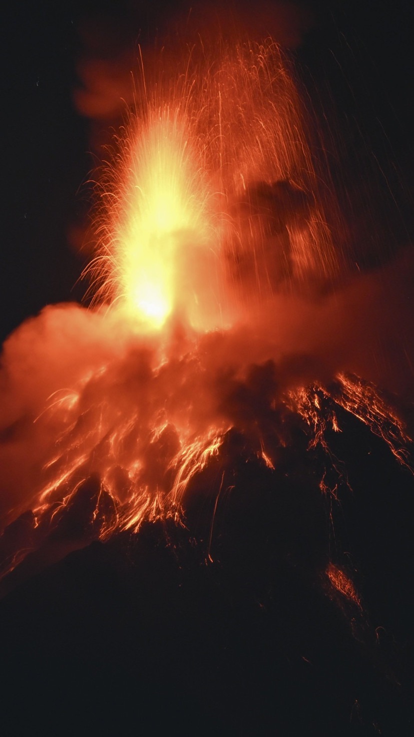 A última grande erupção do Vulcão de Fogo ocorreu em maio de 2023 e levou à evacuação de cerca de 1.200 pessoas.       -  (crédito: JOHAN ORDONEZ / AFP)