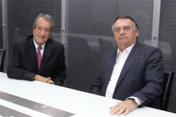 Valdemar (esq.) e Bolsonaro (dir.) foram proibidos de se comunicar depois que ambos foram alvos de uma operação da PF -  (crédito: Beto Barata/ PL)