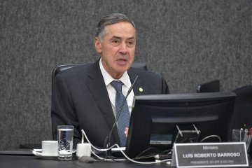Barroso: 'As diferentes visões de mundo nas sociedades abertas e democráticas fazem parte da vida e é bom que seja assim. Mas não dão a ninguém o direito de torcer a verdade ou negar fatos concretos que todos viram e viveram. A democracia tem lugar para conservadores, liberais e progressistas' -  (crédito: Pedro França/Agência CNJ)
