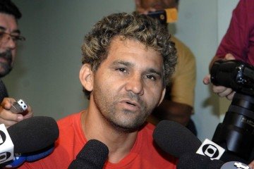  17/11/2010. Crédito: Breno Fortes/CB/D.A Press. Brasil. Brasília - DF. Caso Villela. Acusado do triplo homicídio na 113 Sul, Leonardo Campos Alves (vermelho), 44 anos, durante entrevista na direção geral da Polícia Civil do Distrito Federal - PCDF. 
      Caption 