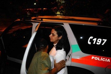  28/08/2010. Cr..dito: Daniel Ferreira/CB/D.A Press. Brasil. Bras..lia - DF. Crime na 113 Sul. Adriana Villela deixa o apartamento da fam..lia Villela com policiais, na 113 Sul.
    