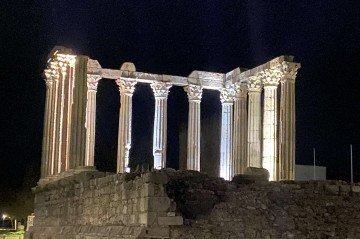As colunas de granito do majestoso Templo de Diana, em Ã?vora