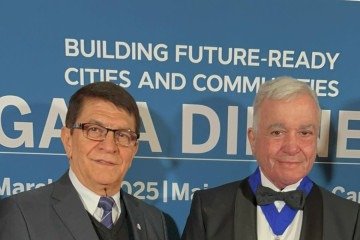 João Teodoro (E), presidente do Cofeci, ao lado do presidente eleito da Federação Imobiliária Internacional, Ramon Riera