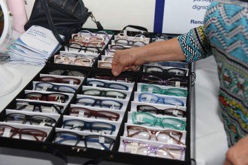 Sejus DF em parceria com ONG entregará 157 pares de óculos de grau para idosos, em Planaltina - (crédito: Foto: Jhonatan Viera/Sejus-DF) Sejus DF em parceria com ONG entregará 157 pares de óculos de grau para idosos, em Planaltina - (crédito: Foto: Jhonatan Viera/Sejus-DF)