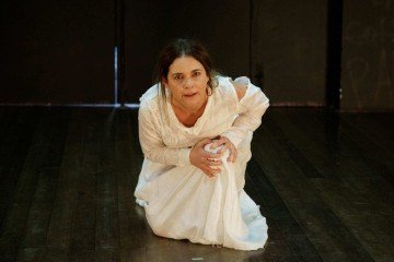 Cl&aacute;udia Abreu em cena na pele de Virg&iacute;nia Woolf: a grandeza humana da escritora 
