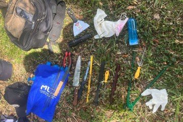 Mochila que foragido carregava tinha facas, algemas, sacos de lixo e serra