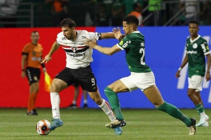 Calleri em disputa de bola na semifinal contra o Palmeiras  -  (crédito: Foto: Rubens Chiri/São Paulo FC)