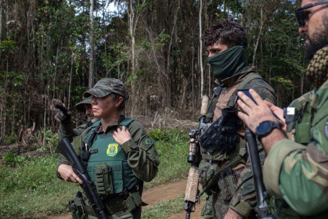 Agente do Ibama coordena operação de combate ao garimpo junto aos fuzileiros navais e Polícia Federal na Terra Indígena Yanomami
- (crédito: Bruno Mancinelle/Casa de Governo) Agente do Ibama coordena operação de combate ao garimpo junto aos fuzileiros navais e Polícia Federal na Terra Indígena Yanomami
- (crédito: Bruno Mancinelle/Casa de Governo)