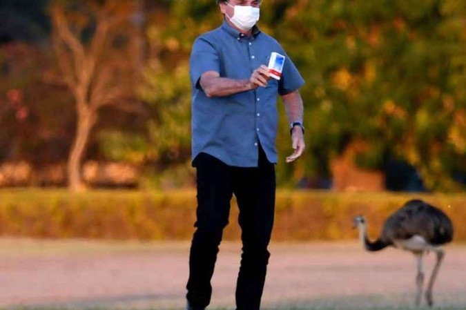 Jair Bolsonaro mostra cloroquina para apoiadores ao lado de uma ema