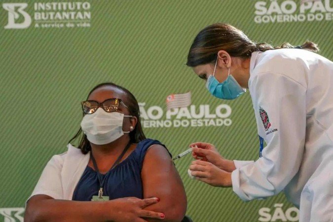 A escolhida para receber a primeira dose da vacina contra a Covid-19 foi a enfermeira Mônica Calazans, que, desde o começo da pandemia, trabalha na linha de frente, no Instituto Emílio Ribas, em São Paulo