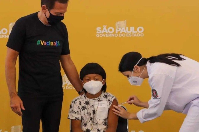Davi, um indígena xavante de 8 anos que mora em Piracicaba, no interior do estado de São Paulo, foi a primeira criança na faixa de 5 a 11 anos de idade a ser vacinada contra a Covid-19 no país