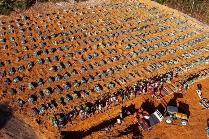 Valas coletivas em cemitério de Manaus: falta de oxigênio hospitalar durante a pandemia -  (crédito: Michael Dantas/AFP)