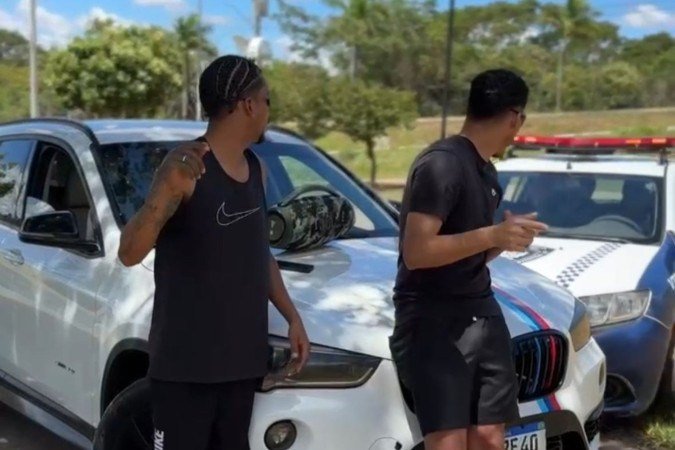 Viatura da Guarda Civil bate em carro parado na Cidade Ocidental -  (crédito: Reprodução)