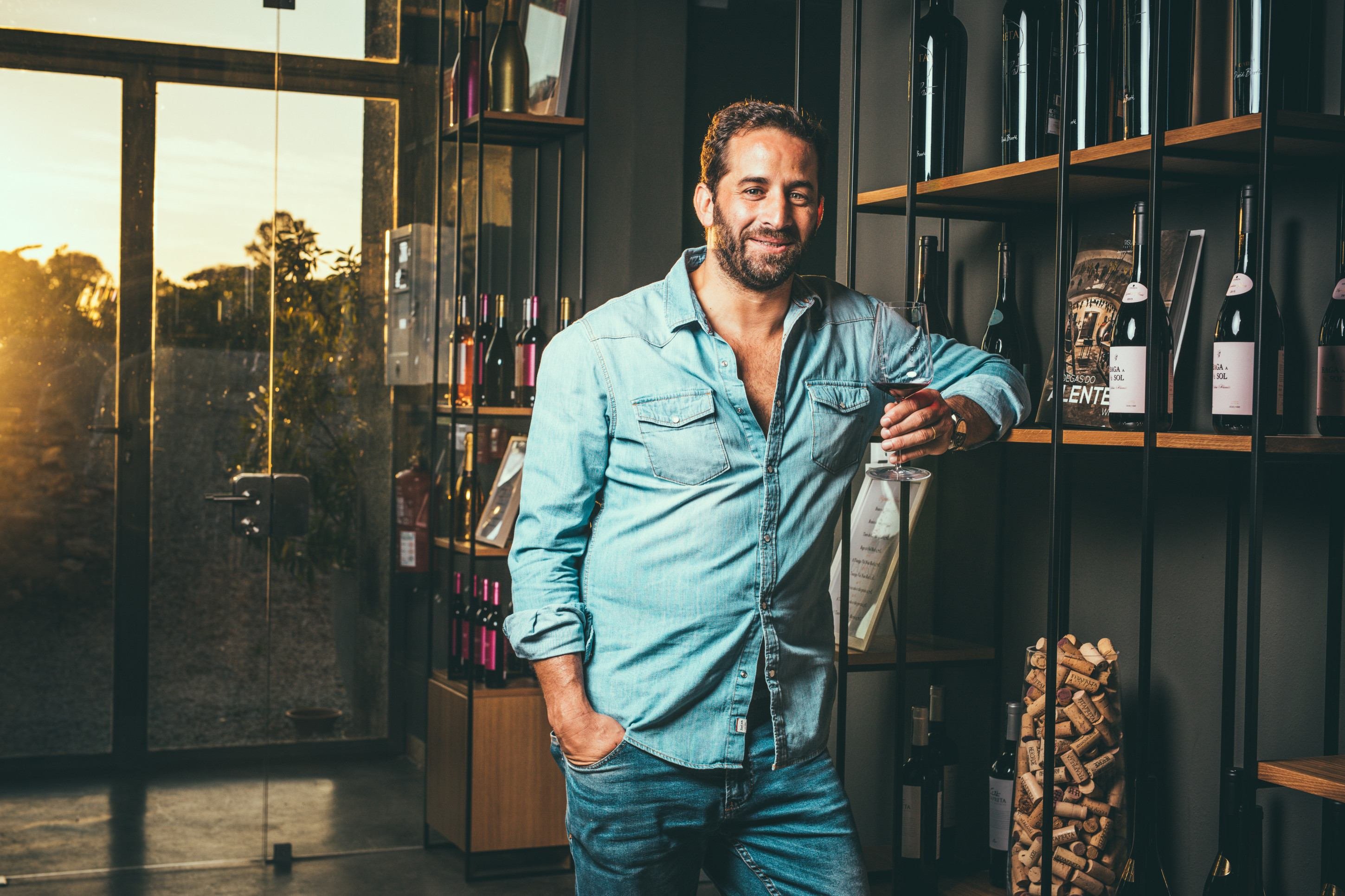 Antônio Maçanita escolheu um antigo palácio para instalar a vinícola Fita Preta, em meio a vinhedos cultivados há 60 anos