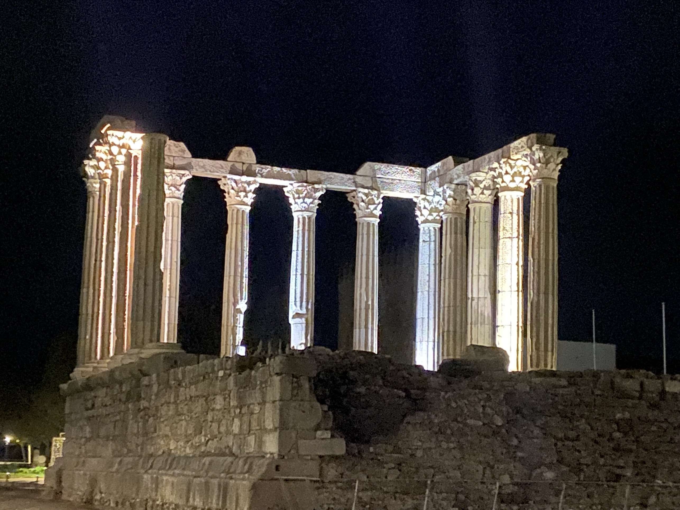 As colunas de granito do majestoso Templo de Diana, em Ã?vora