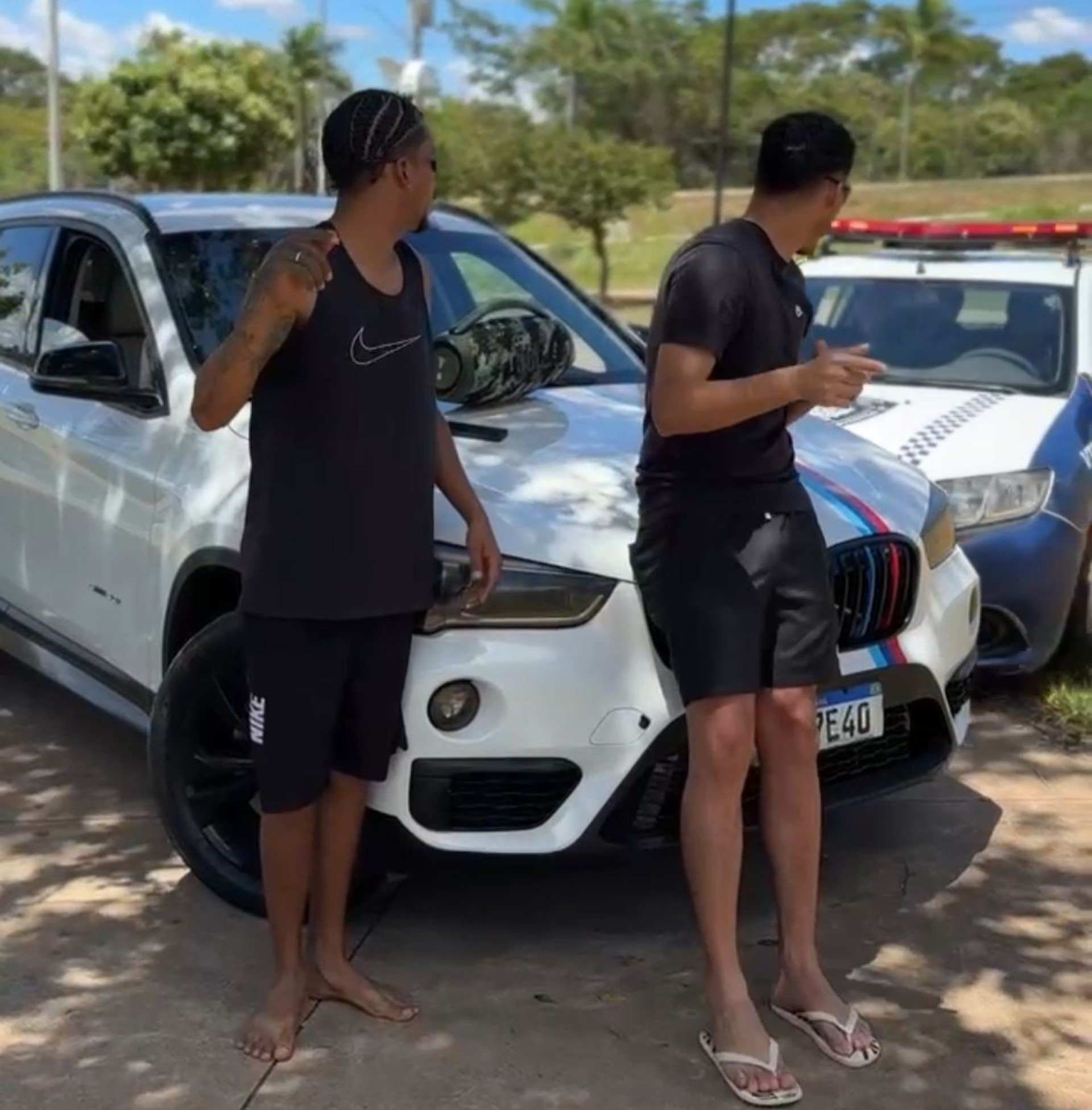 Vídeo: Viatura da Guarda Civil Municipal bate em carro e assusta moradores