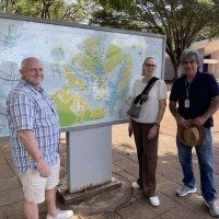 Casal austríaco Andrea e Dieter Irngard aproveita a estada na capital para visitar Igrejinha, assessorados pelo guia Lúcio Montiel -  (crédito: Davi Cruz/CB/DA Press)