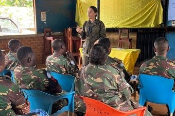Ela treinou militares para garantir a proteção de mulheres e crianças em zonas de conflito