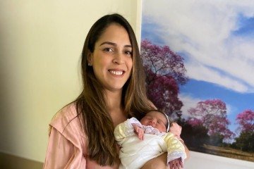 A saída maternidade escolhida foi um vestido com botões