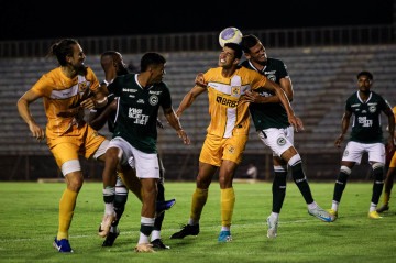 O jogo foi brigado dentro das duas áreas, mas os ataques prevaleceram contra as defesas em noite de seis gols na Boca do Jacaré -  (crédito: Lucas Rodrigues)